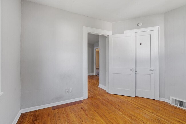 Building Photo - Your Timeless Haven in St. Paul for $2,599/month! $250 OFF 1st MONTH!