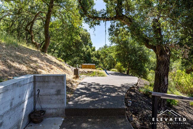 Building Photo - 9400 Chalk Hill Rd