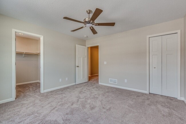 Building Photo - End Unit Town Home avail April 2026 : 3bd2ba2car garage Zimmerman