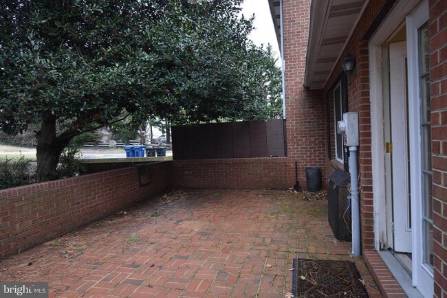 Building Photo - 295 Bay St