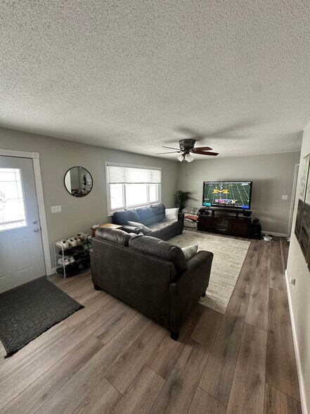 Living Room/Front Door - 75 Elm Ridge Ct