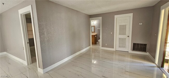 Building Photo - 606 SE 13th Ct