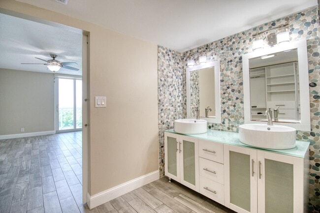 Building Photo - 100 Bayview Dr