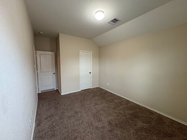 Building Photo - 4B2.5B Warm & Spacious Home in Remington R...