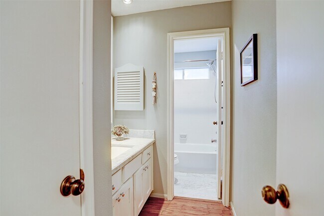 Building Photo - 12 Fairmeade Bend Dr