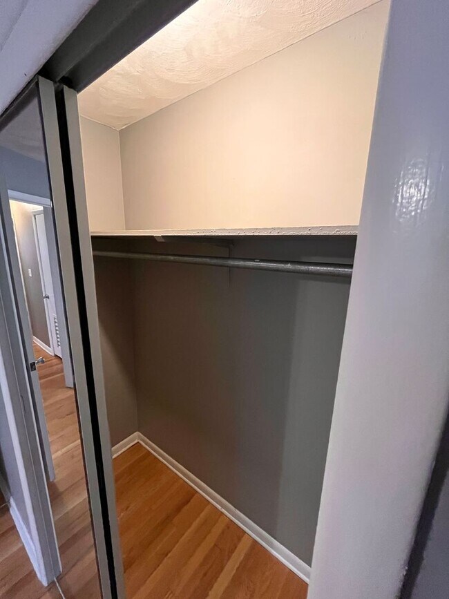 Building Photo - Upgraded 3 bed 2 bath large backyard