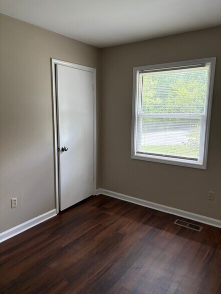 Building Photo - 108 Woodglen Ct