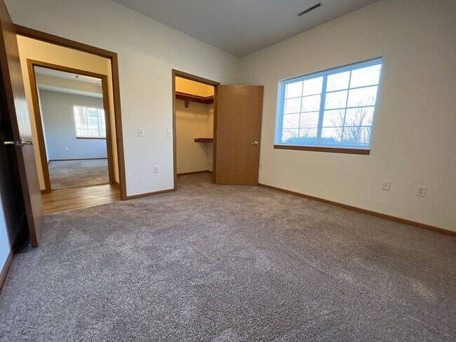 Building Photo - Large 2 Bedroom, 2 Bath apartment with 2 c...