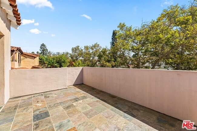 Building Photo - 423 N Orange Dr