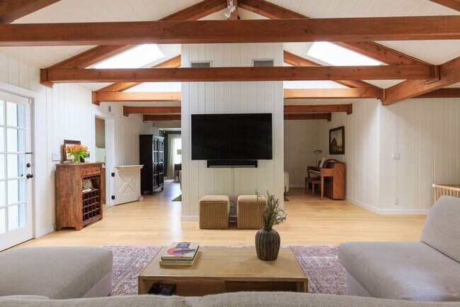 Building Photo - Beautiful Tarzana Rental!