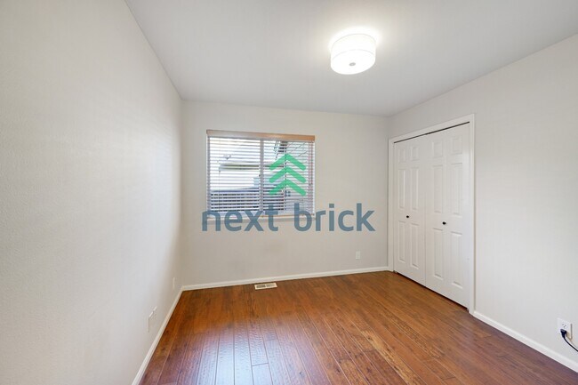 Building Photo - Quiet and Spacious 5-Bedroom Haven w/ 2.5 Baths – 2420 Sq Ft of Comfort Awaits!
