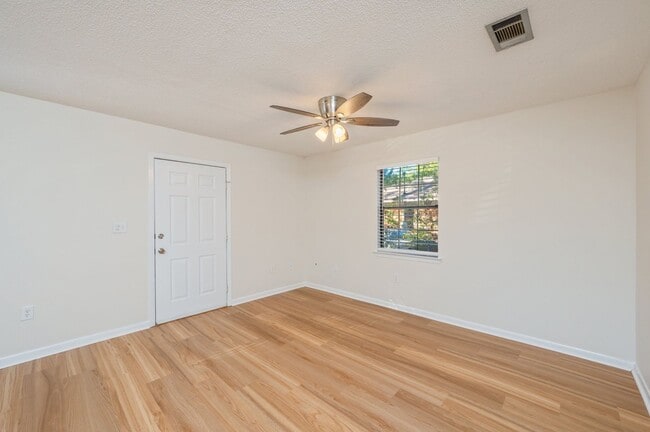 Building Photo - Cozy Duplex in the Heart of Niceville!