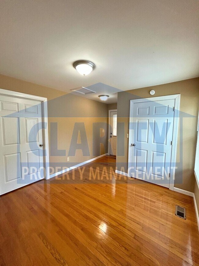 Building Photo - Three bedroom home downtown Cleveland!
