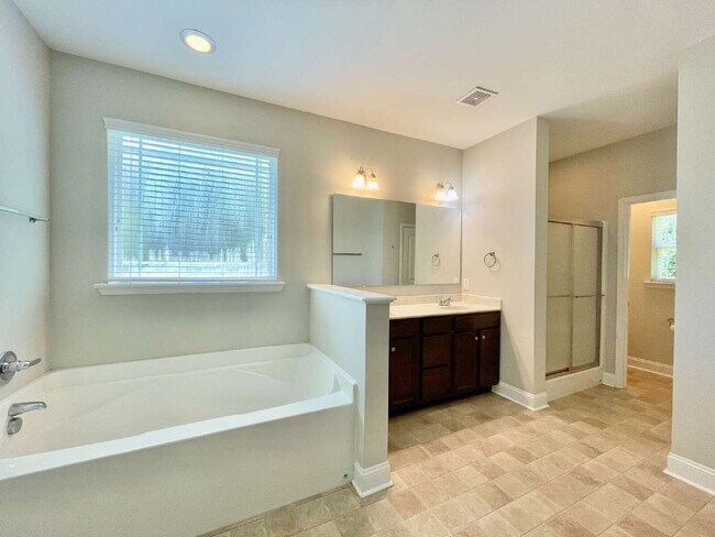 Building Photo - Beautiful 2 Story Home In Bridgeport North...
