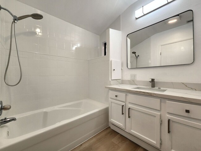 Building Photo - Newly Remodeled Duplex in Palo Alto Availa...