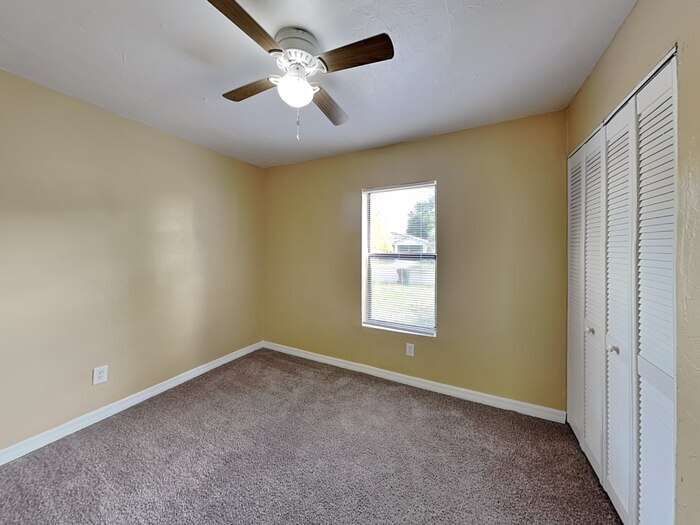 Building Photo - 1737 Ave C NE