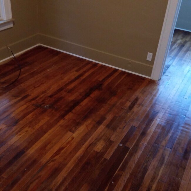 Building Photo - 1928 Gladstone St