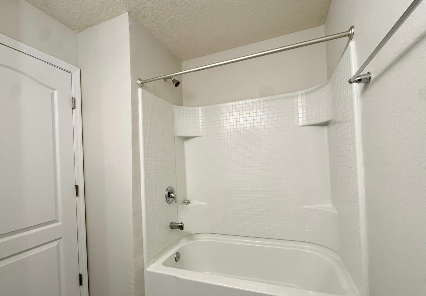 Building Photo - 3992 Village View Ln