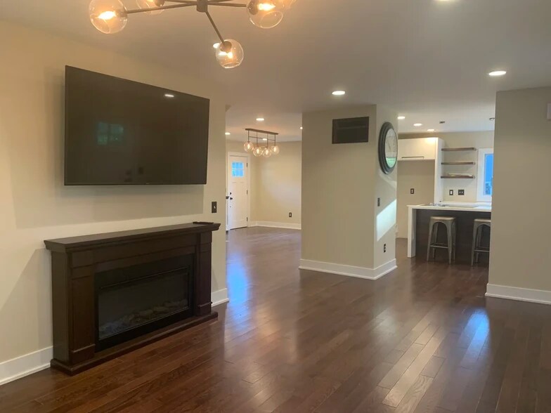 Building Photo - 702 E Maxwell Ln