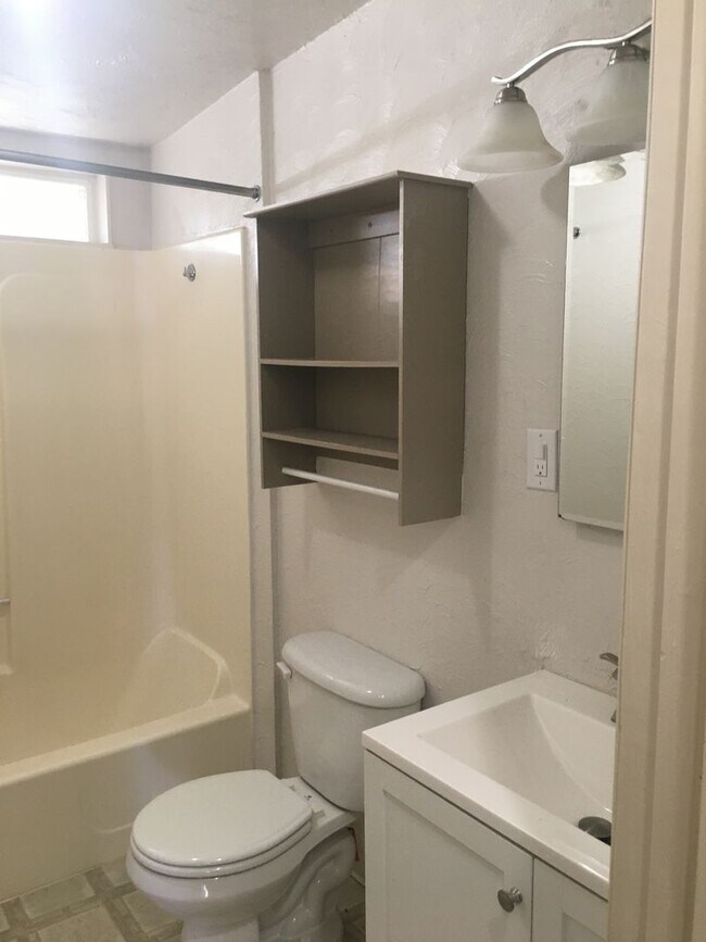 Building Photo - Paradise Cozy 2 bed one bath off of upper ...