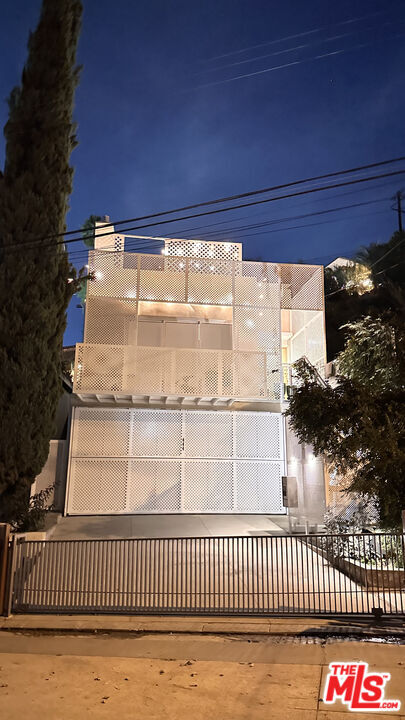 Building Photo - 444 W Avenue 37