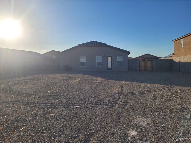 Building Photo - 2198 E Arapaho Rd