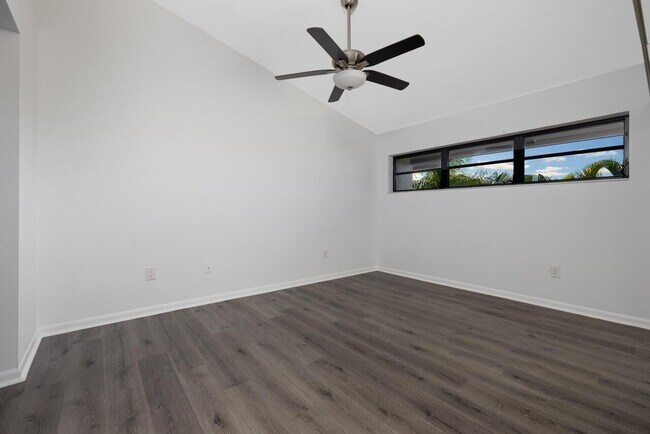 Building Photo - 1401 NE 14th Ct
