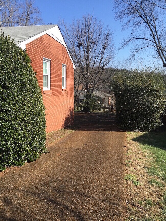 Building Photo - 924 Neuhoff Ln