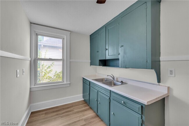 Building Photo - 2018 W 100th St