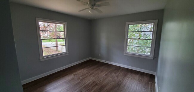 Building Photo - 2 Bedroom 1 Bathroom House!