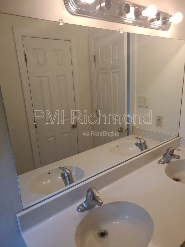 Building Photo - 10412 Kings Grant Dr