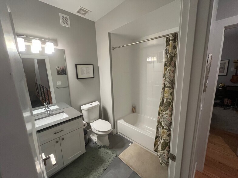 full bath - 3326 S Washington St