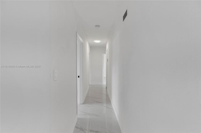 Building Photo - 950 NE 163rd St