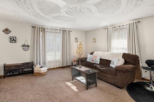 Building Photo - 1341 N Stewart Rd