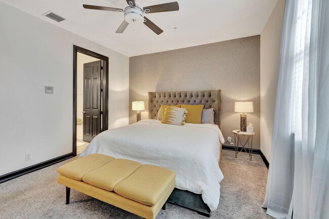 Building Photo - 2309 NE 9th Ave