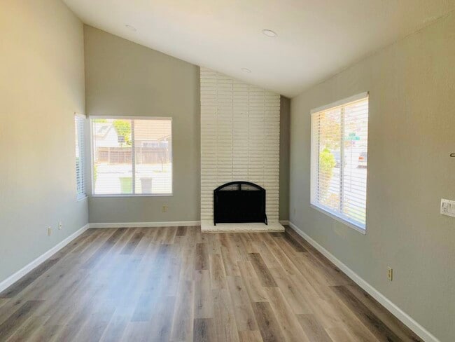 living room - 6200 Quicksilver Ave