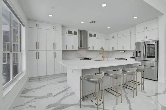 Building Photo - 10872 Tamoron Ln