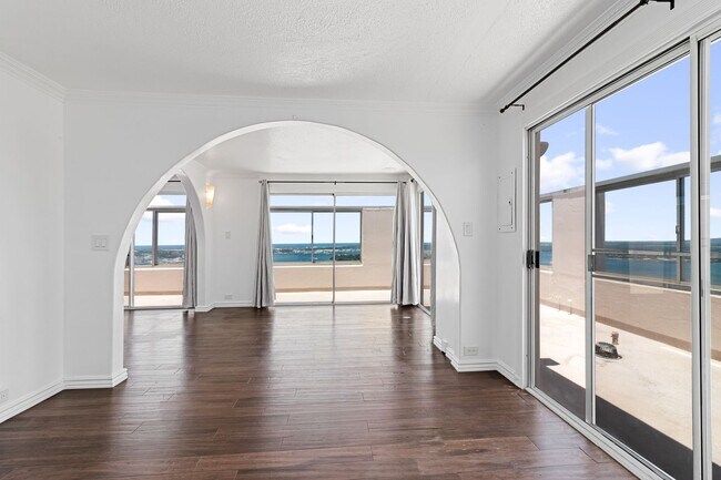 Building Photo - Beautifully Renovated 2 bedroom Penthouse with a Roof-Top Loft and Lanai!