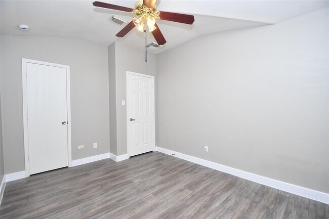 Building Photo - 24406 Lakecrest Village Dr