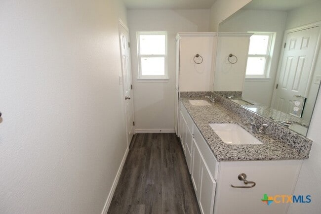 Building Photo - 118 Wind Ridge Dr