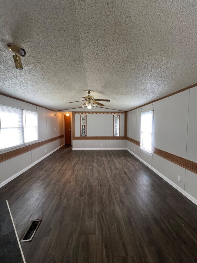 Building Photo - 2 BR | 2 BA in Pikeville! Trash Pick-Up Included!