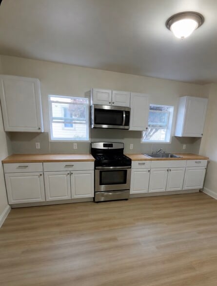 Building Photo - 92 Rockland St
