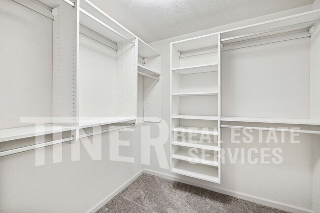 Building Photo - 5541 Ivanhoe Way