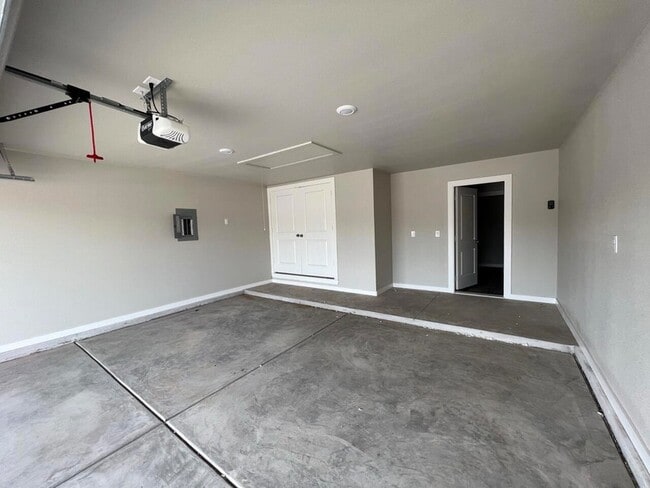Building Photo - 2030 Kenwood Ave