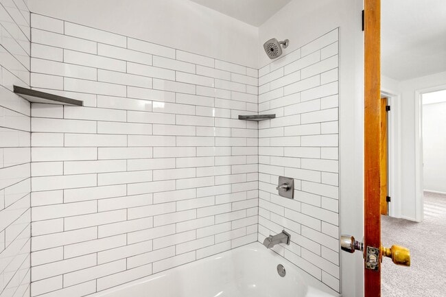 Building Photo - AVAILABLE SEPT 1ST!! Check out this FANTAS...