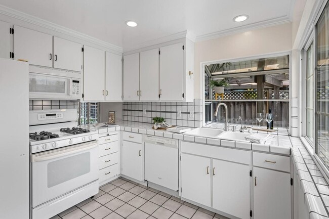 Building Photo - 464 Edelweiss Dr