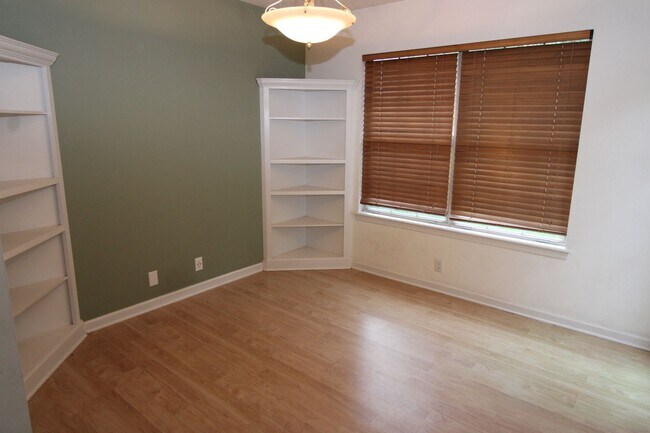 Building Photo - 107 Shearman Way