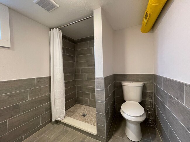 Building Photo - 6 Bedroom/2.5 Bath Home in North Fort Coll...