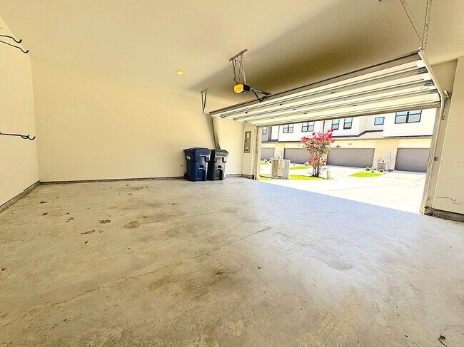 Building Photo - 925 Utica Dr