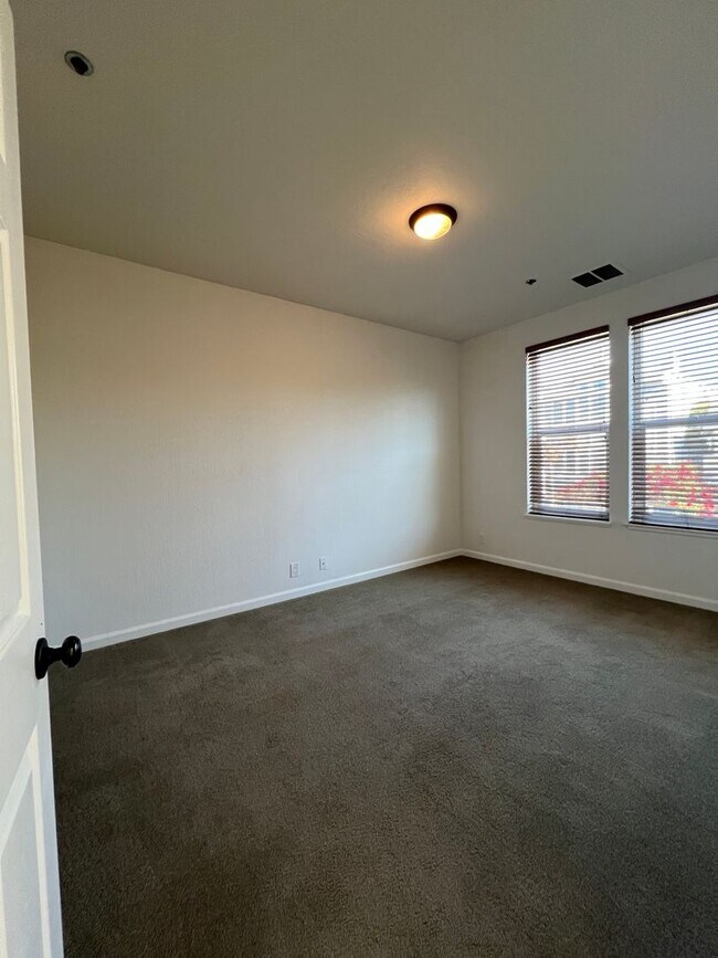 Building Photo - 609 Pacific Ave